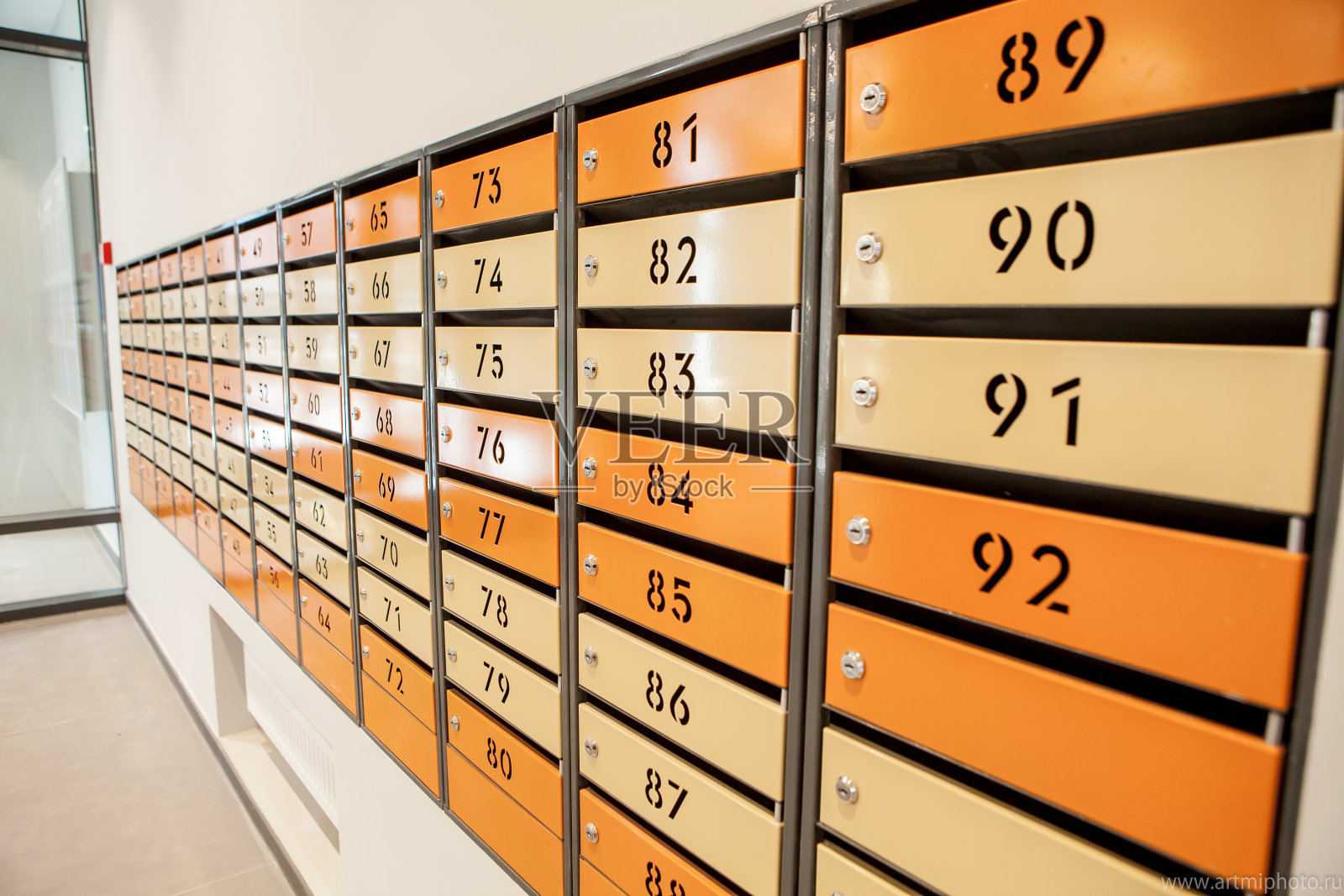 一排黄色的金属公寓邮箱照片摄影图片