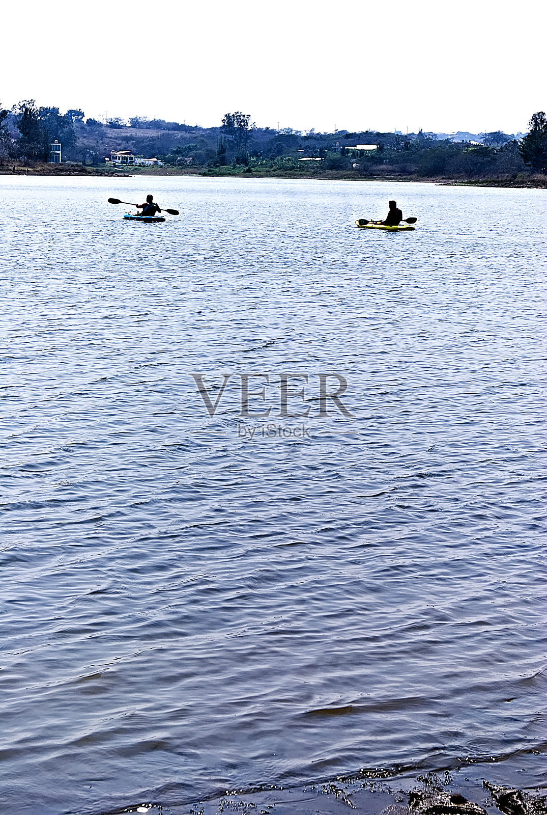 在美丽的湖上划独木舟,享受宁静的假期照片摄影图片