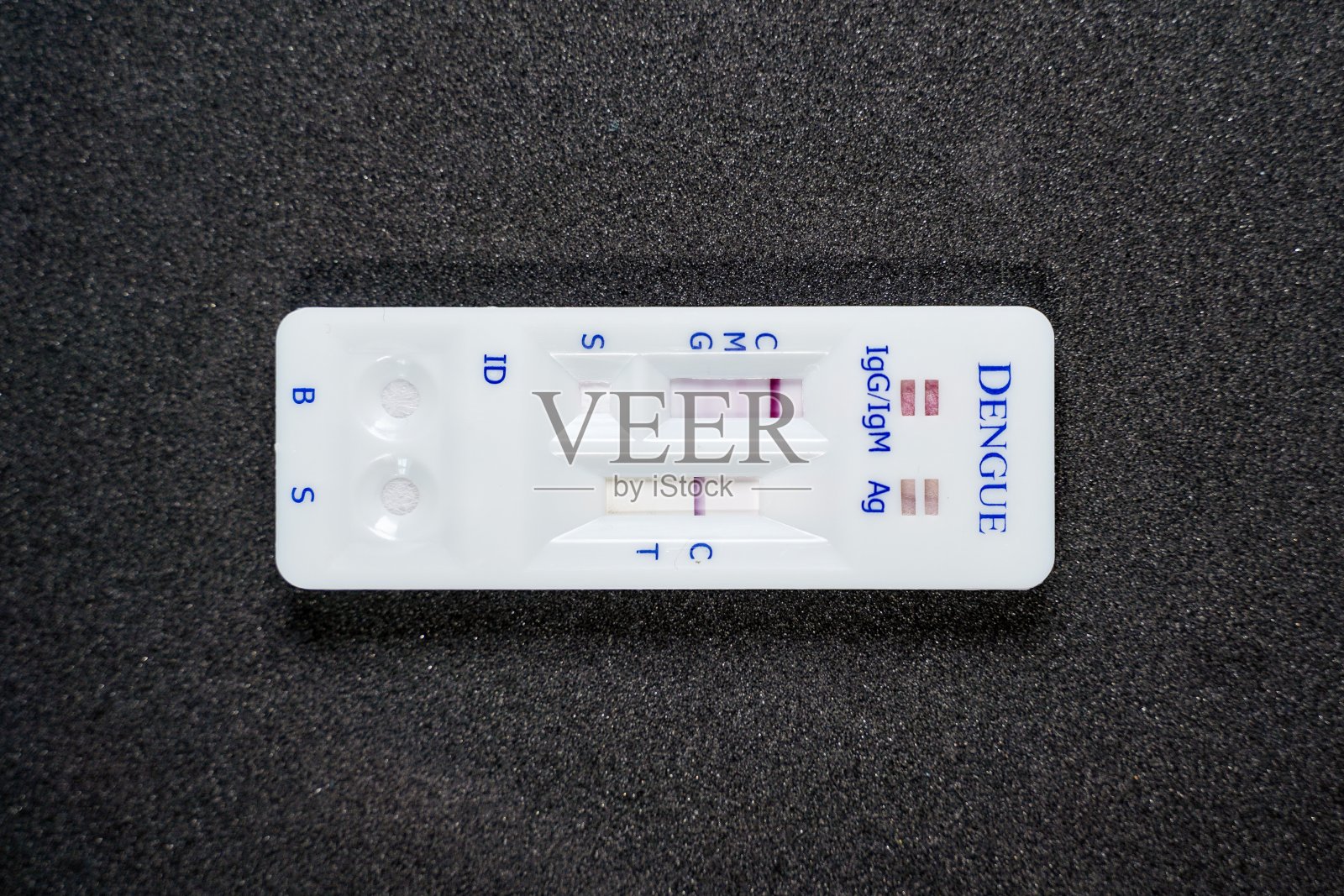 登革热快速试剂盒黑色背景照片摄影图片