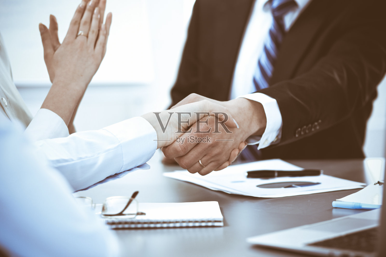 商务人士握手,结束会议照片摄影图片