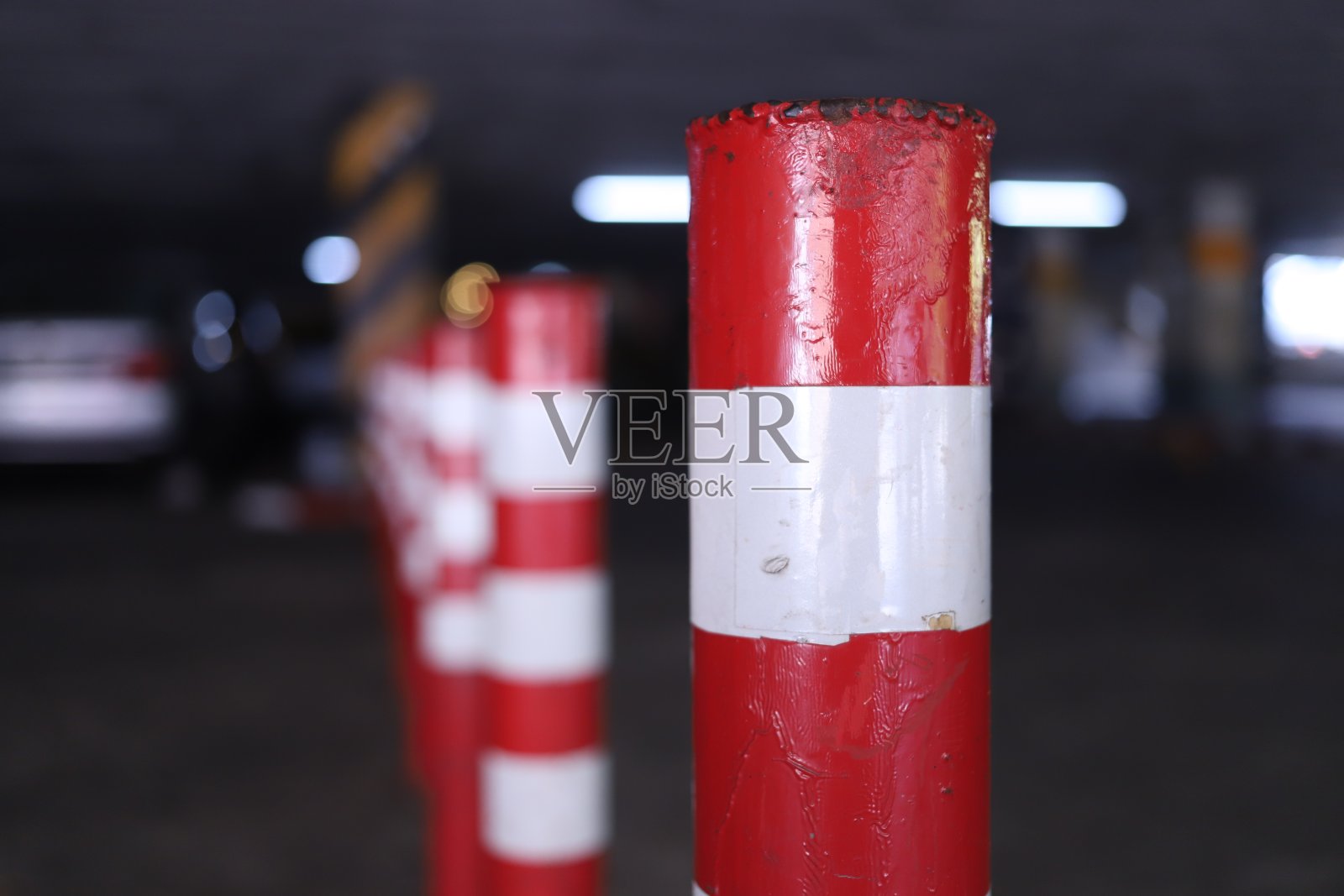 红色和白色柱子禁止停车和进入区域照片摄影图片