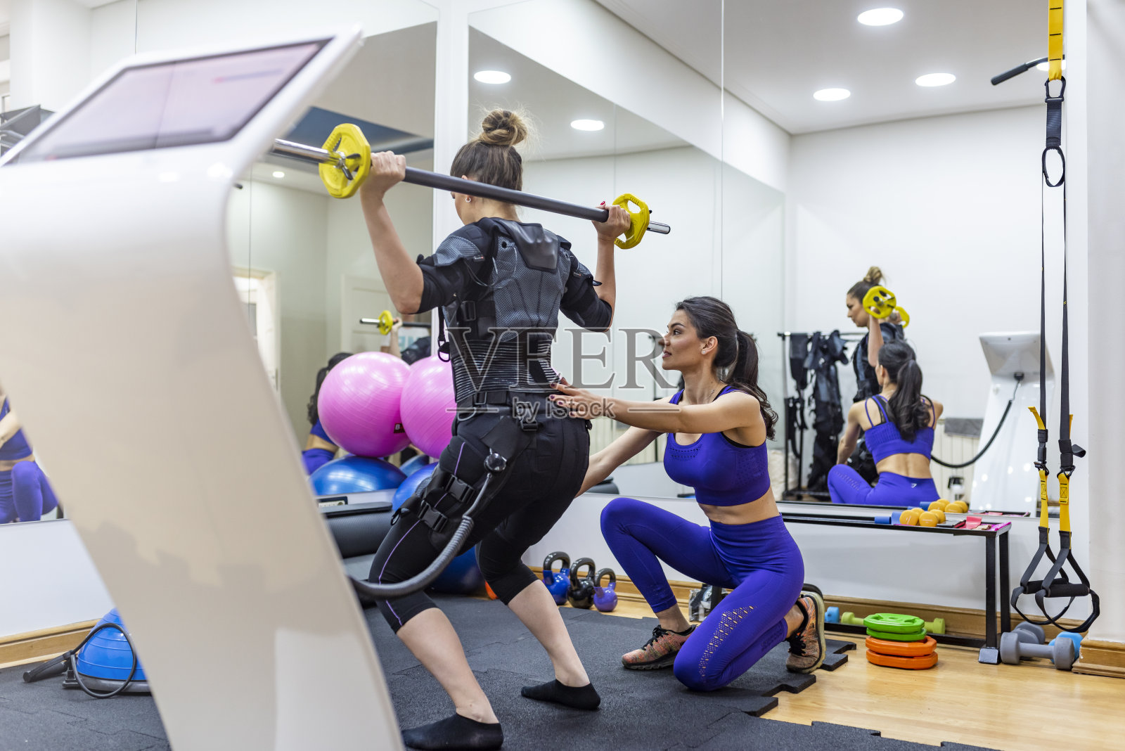 女教练满意地微笑着训练女教练照片摄影图片