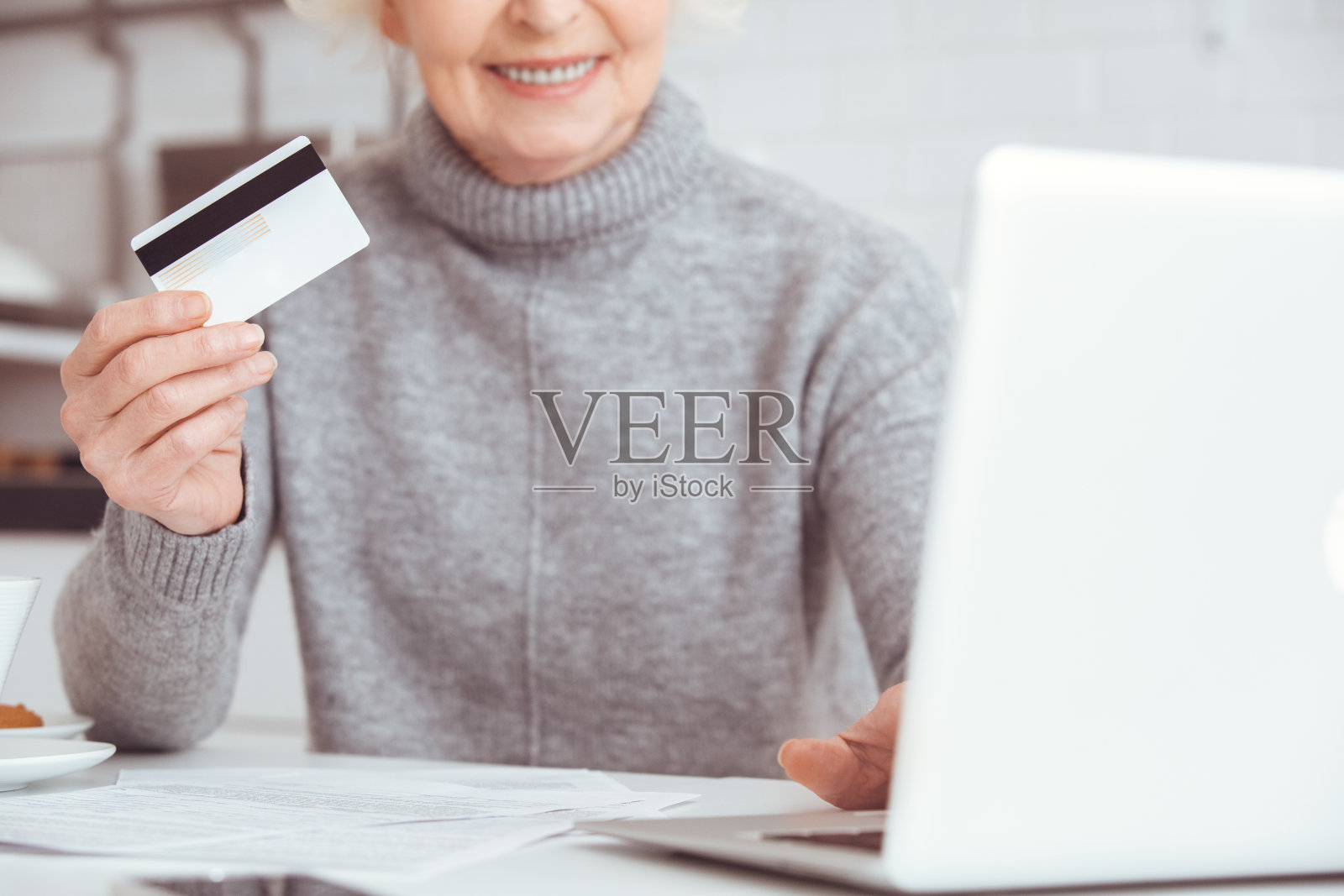 网上购物和银行卡。信用卡养老金照片摄影图片