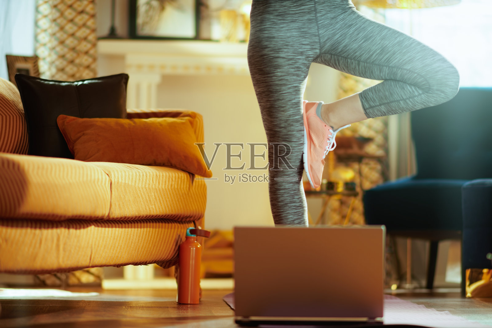 特写体育女性使用在线个人健身教练照片摄影图片