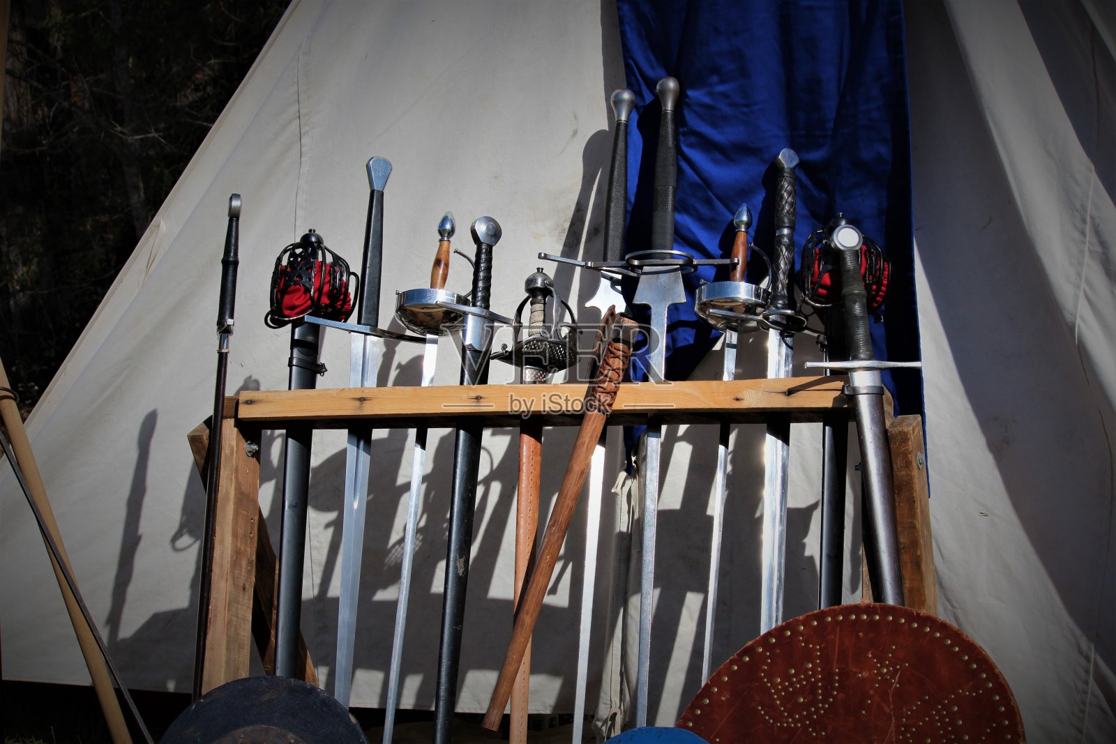 文艺复兴博览会上的刀剑成排照片摄影图片