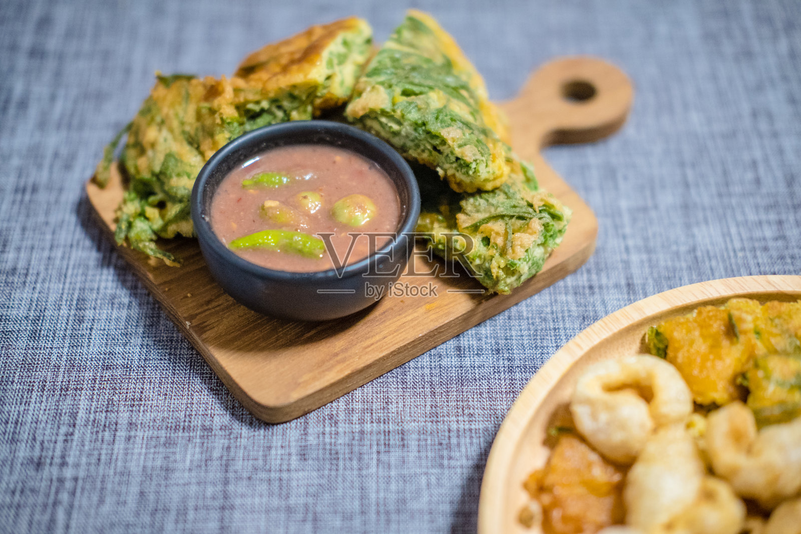 虾酱和金合欢煎蛋卷配脆炸猪皮照片摄影图片