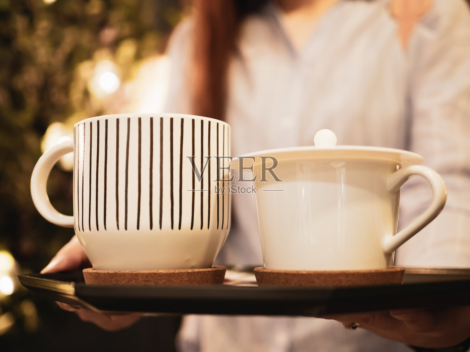 商务和工作为妇女在劳动节从美丽的女孩服务和服务热咖啡或茶在她的咖啡店照片摄影图片