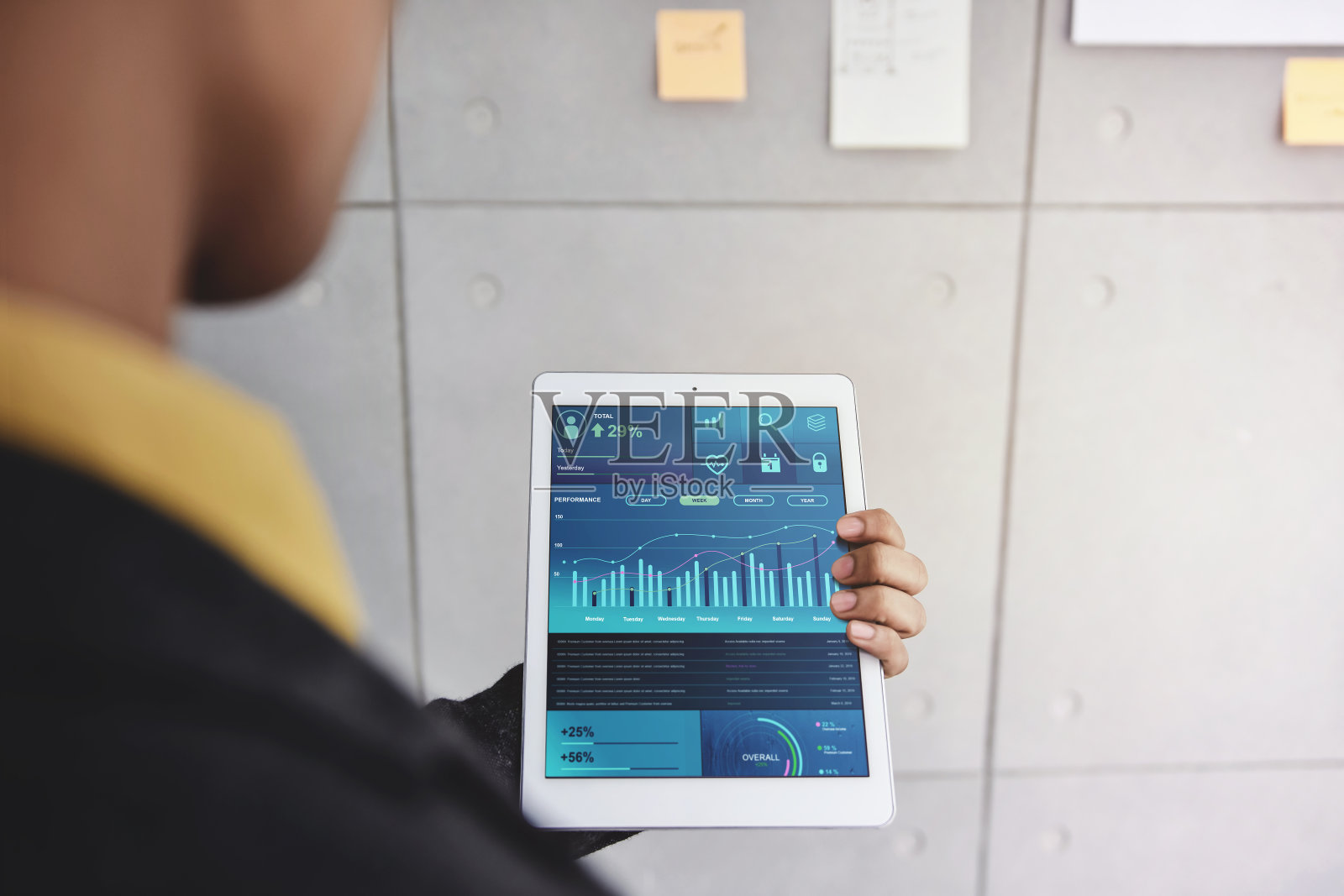 金融技术和企业营销概念。图形和图表显示在触摸板的屏幕上。现代商人看统计数据的数字平板电脑在办公室会议室。过肩视图照片摄影图片