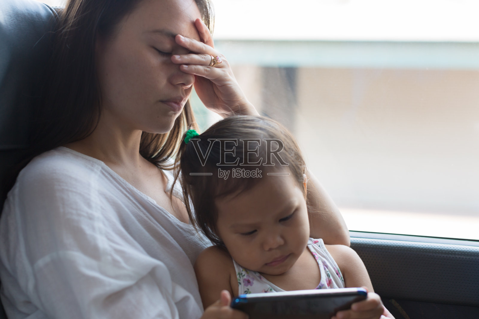 疲惫的母亲和孩子一起小睡照片摄影图片