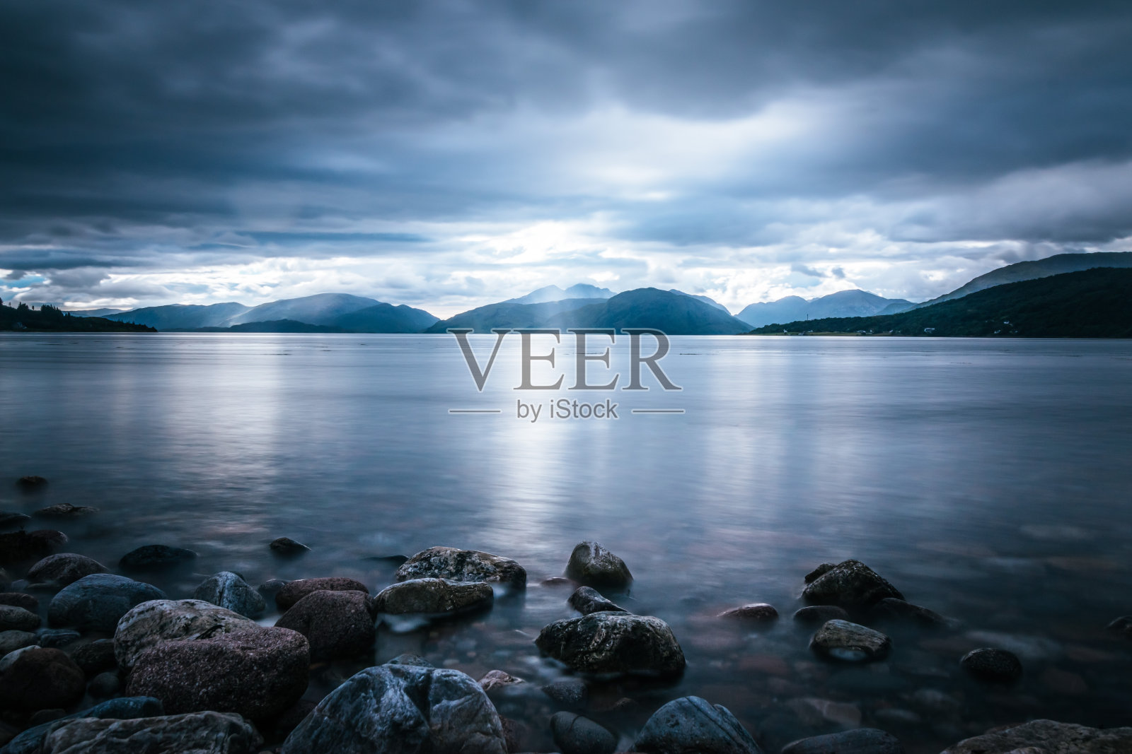 苏格兰神秘的湖光风景:阴天,阳光和林河湖的山脉照片摄影图片