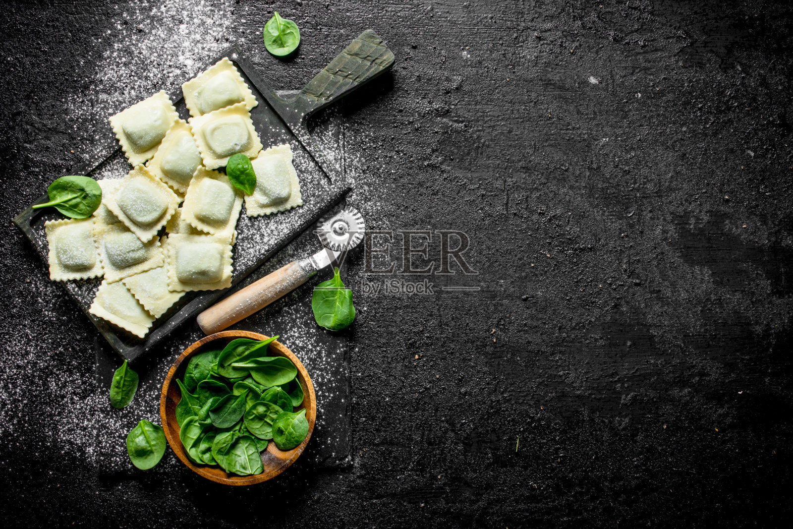菠菜生馄饨。照片摄影图片