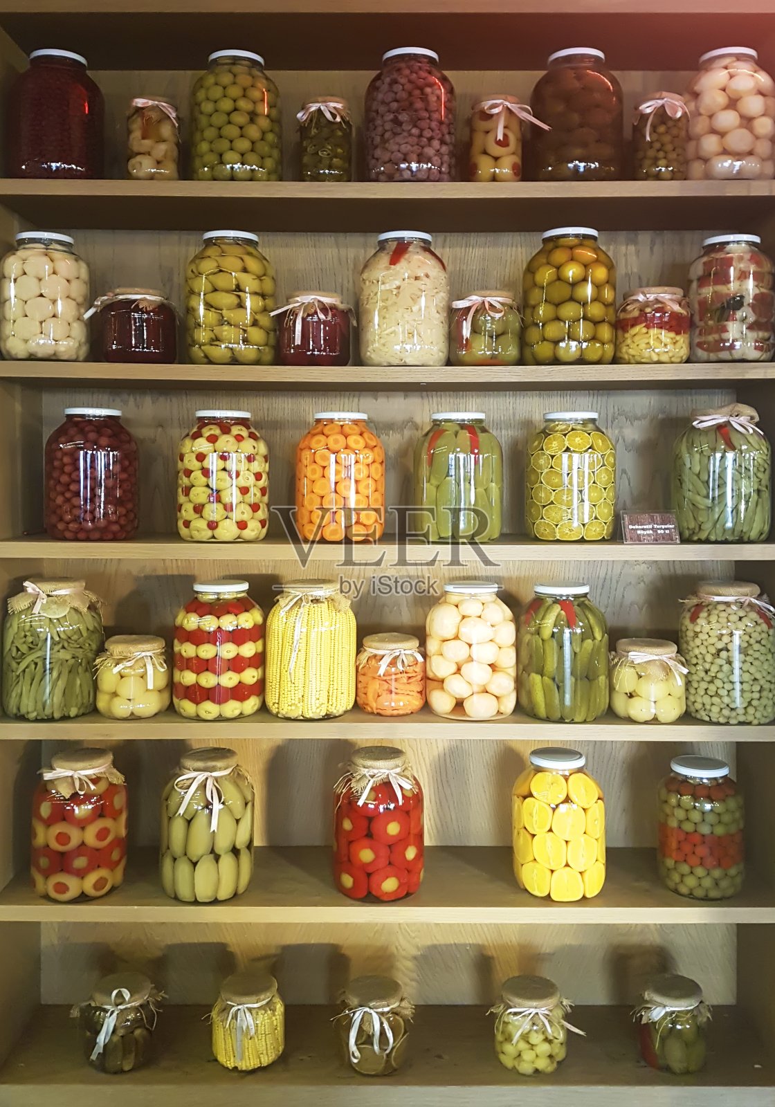 各种各样的装着腌菜的玻璃罐子照片摄影图片