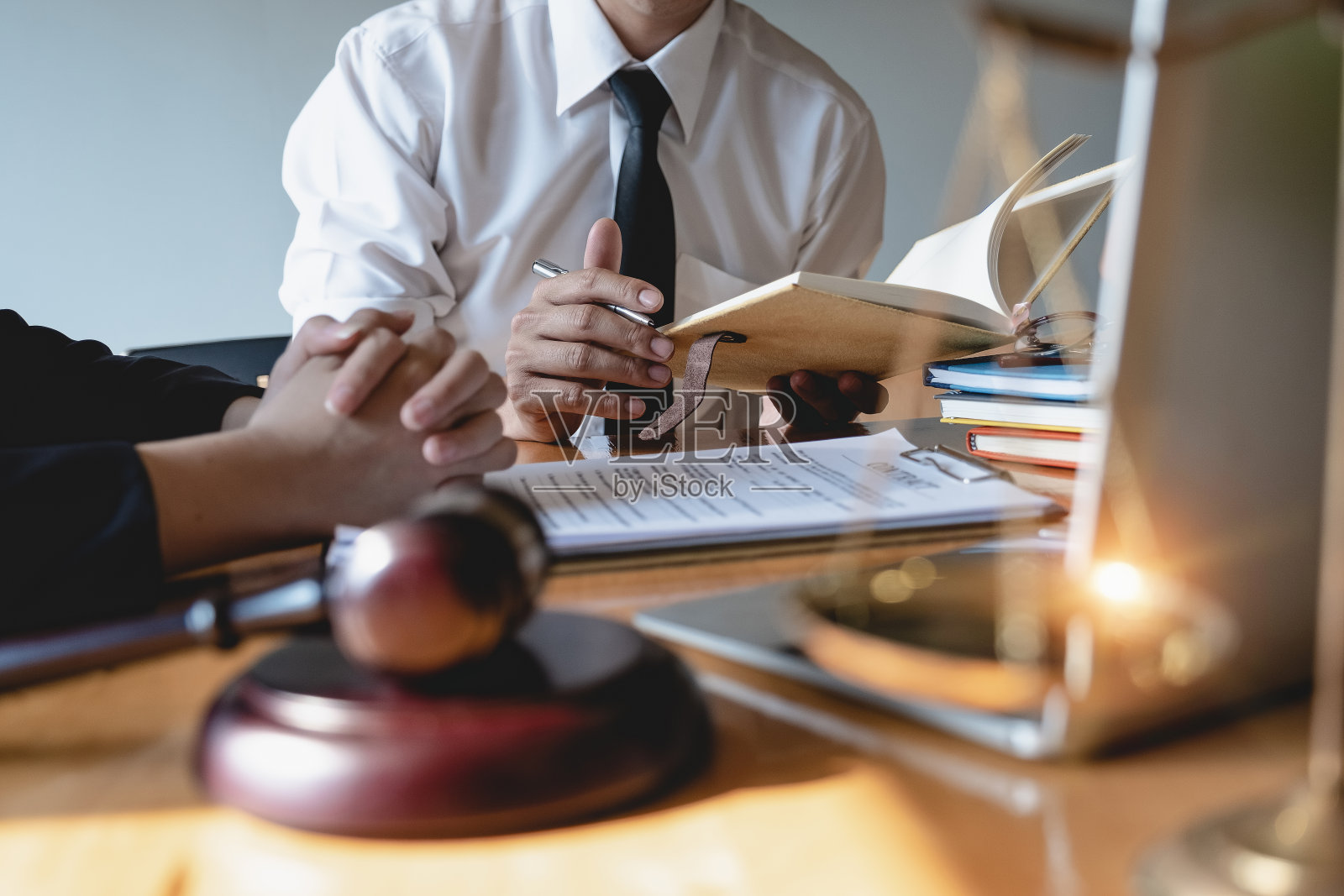 商务女人和律师在办公室的木桌上讨论合同文件照片摄影图片