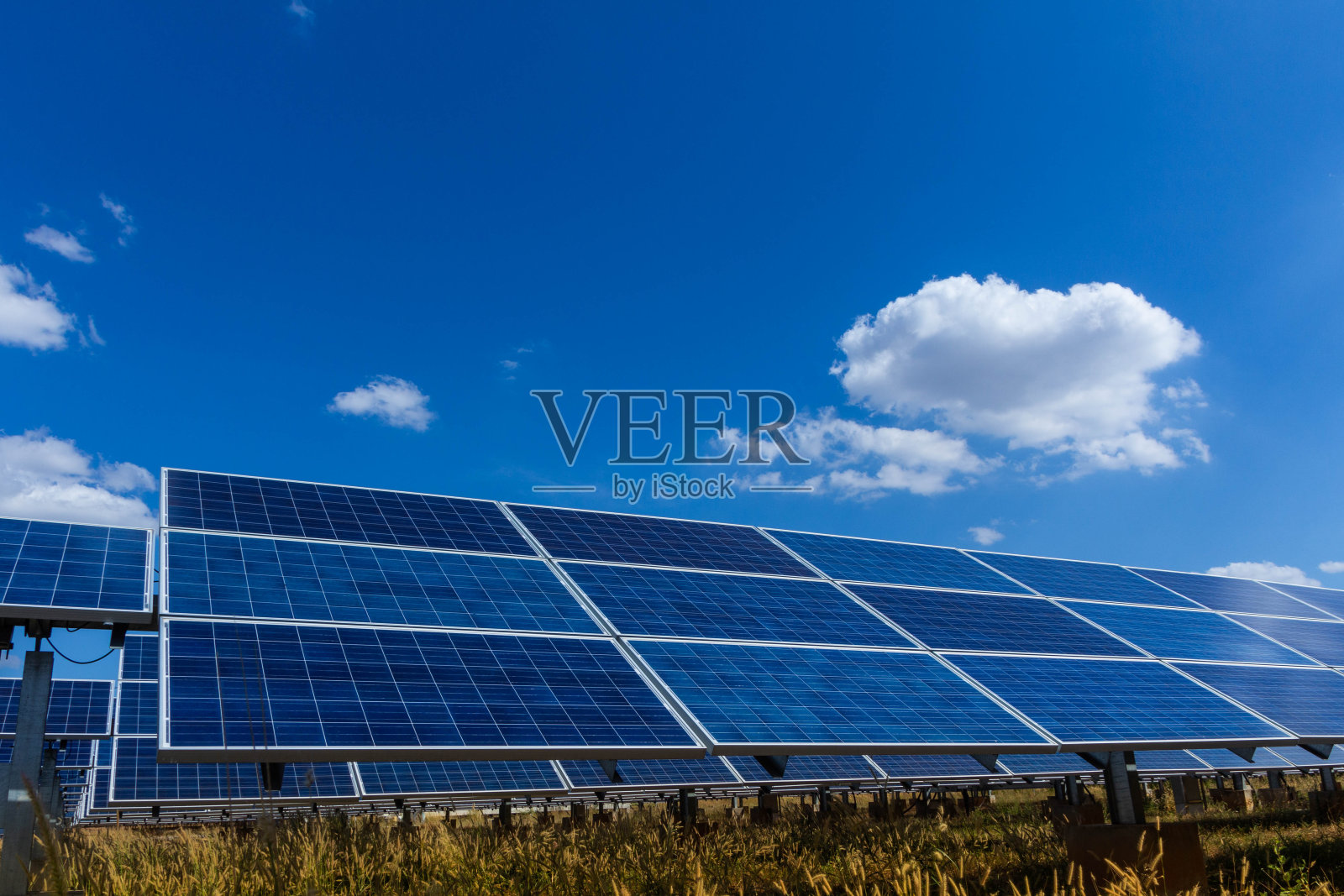 太阳能板,可替代的电力来源,可持续资源的概念,这是一个新的系统,可以产生更多的电力,这是太阳跟踪系统照片摄影图片