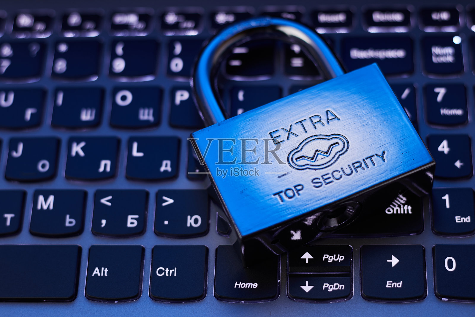 选择性专注于键盘上的金属锁密码上网在线数据隐私信息保护安全概念在暗色调低调照片摄影图片