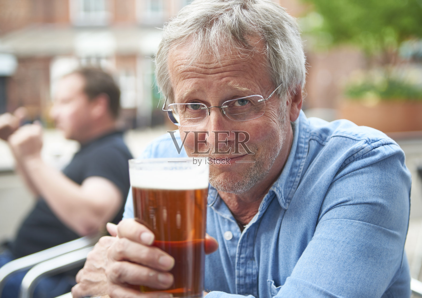 马克斯喝啤酒照片摄影图片