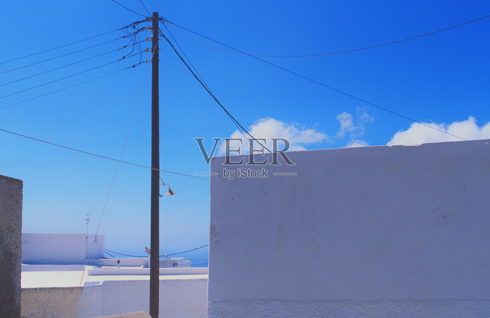 电线杆和希腊建筑照片摄影图片