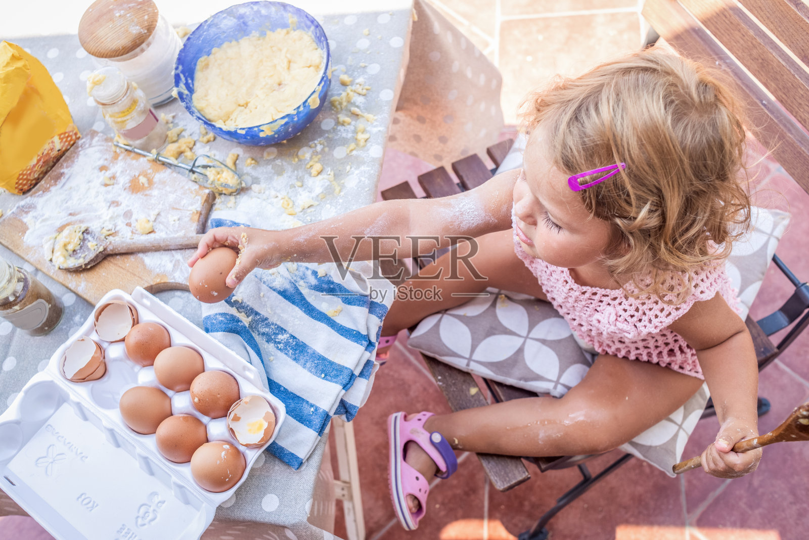 可爱的小女孩享受烘焙的乐趣照片摄影图片