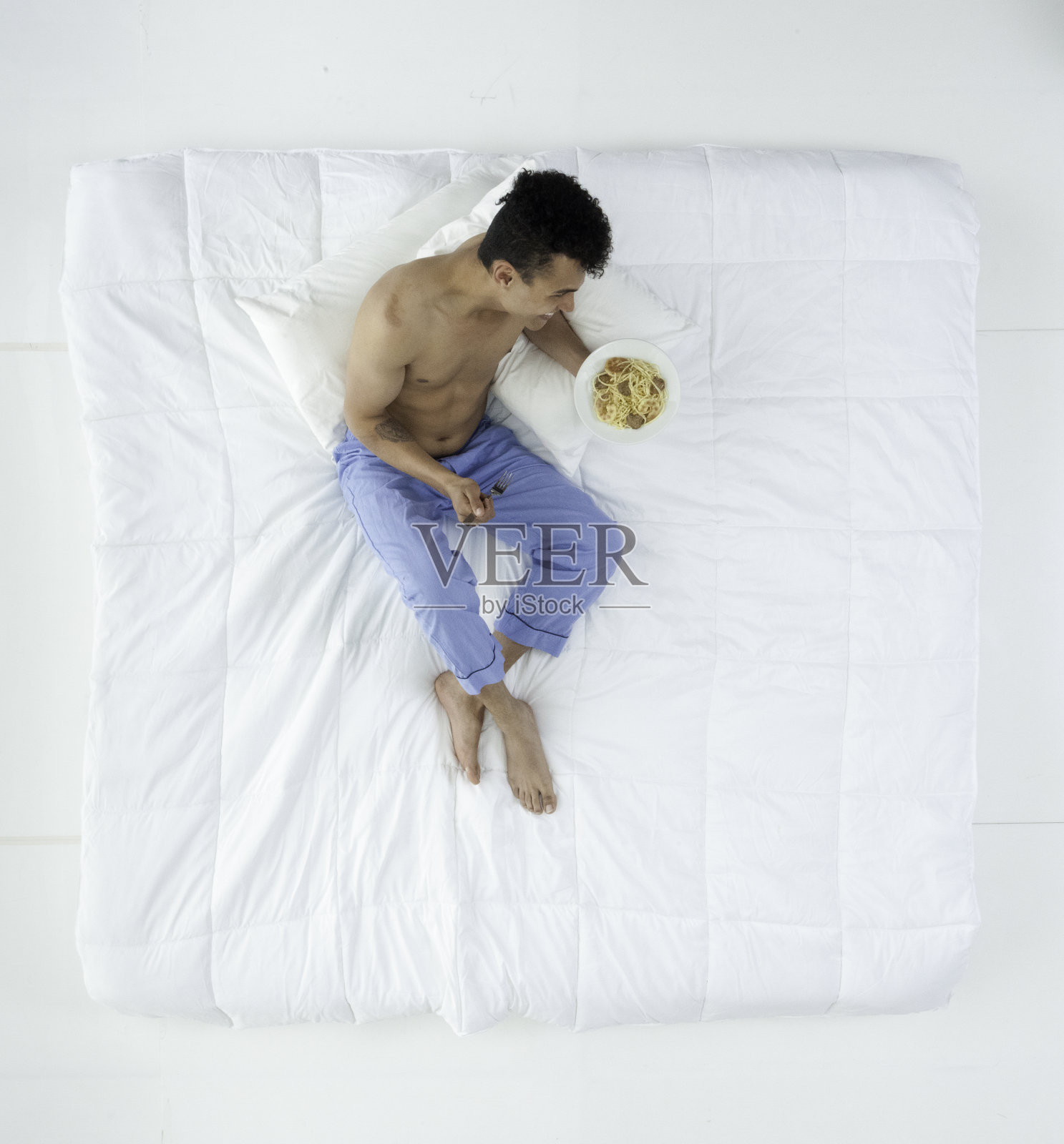 性感的非裔美国人在床上照片摄影图片