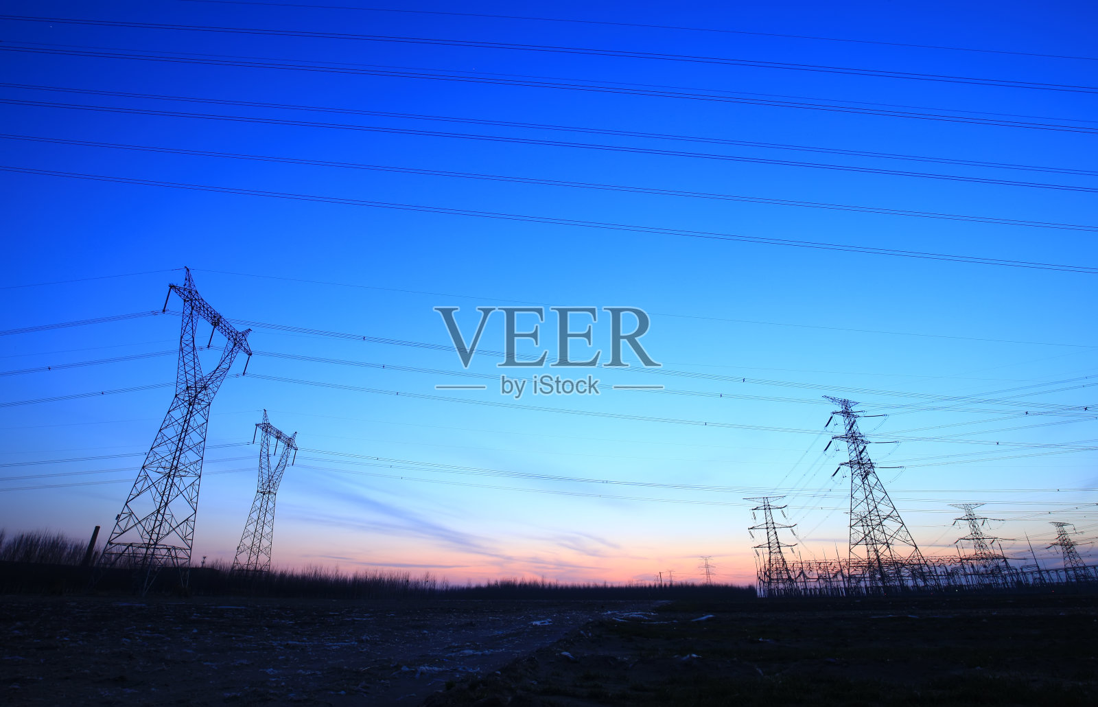 夜间输电塔的剪影照片摄影图片