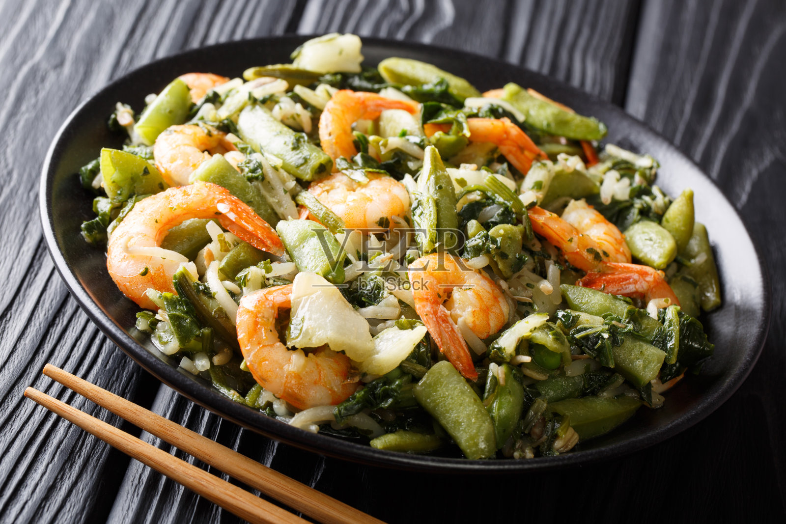 热沙拉虾,菠菜,豆芽,豌豆荚和小白菜近距离在一个盘子。水平照片摄影图片