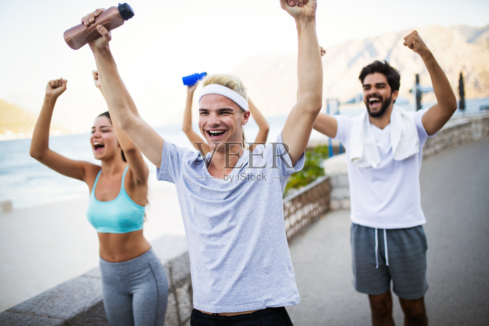 户外肖像一群朋友在自然中跑步和慢跑照片摄影图片