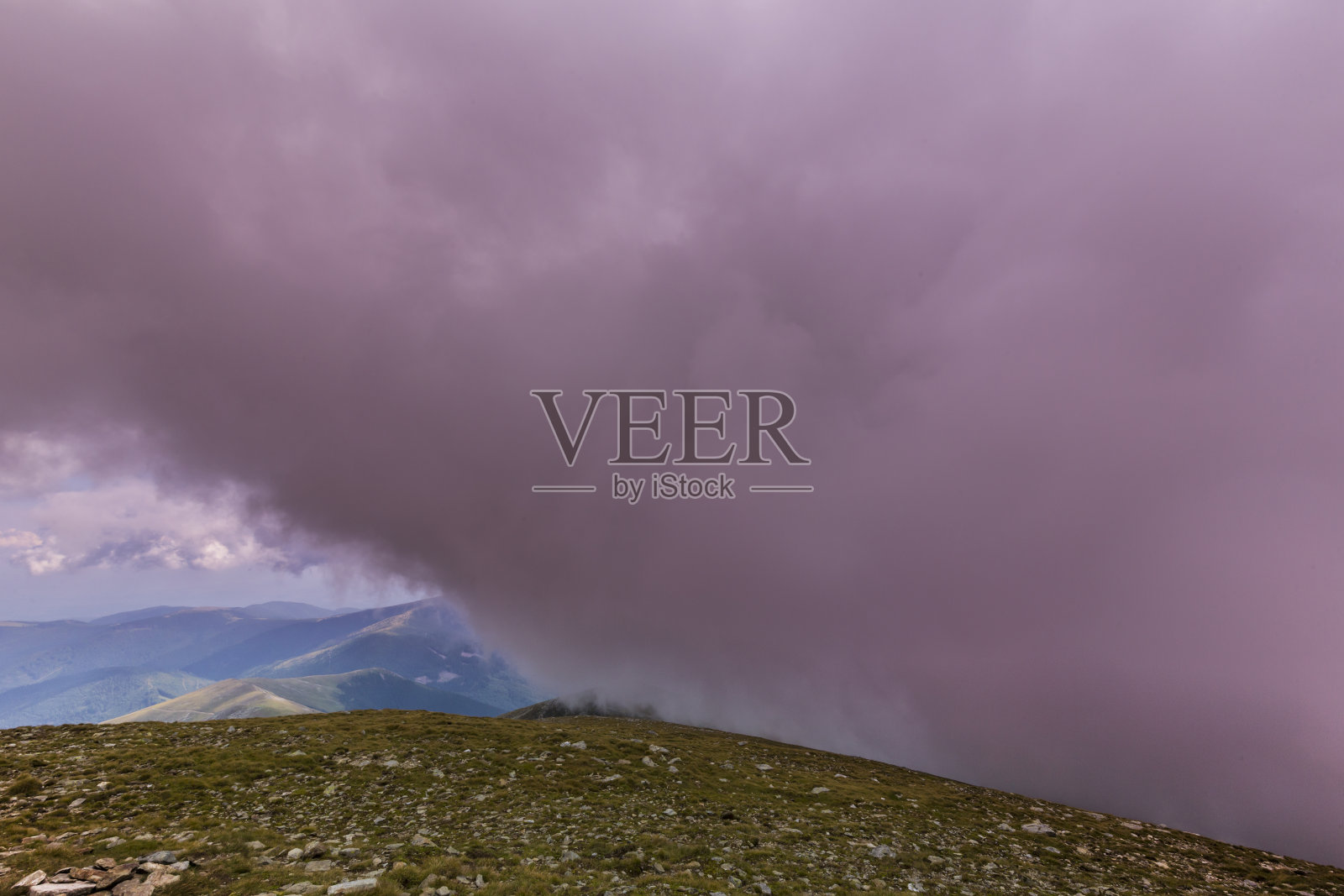 在特兰西瓦尼亚阿尔卑斯山脉的夏季,戏剧性的云景和山景,与雨云照片摄影图片