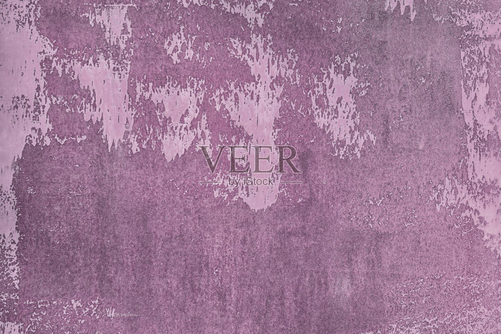 质地不均匀,有污渍和污迹。旧墙漆成肮脏的紫色。空白的抽象背景布局。照片摄影图片