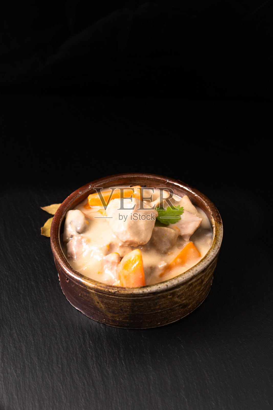 经典的法国食物概念牛排或白葡萄酒酱牛肉在手工陶瓷杯与复制空间照片摄影图片