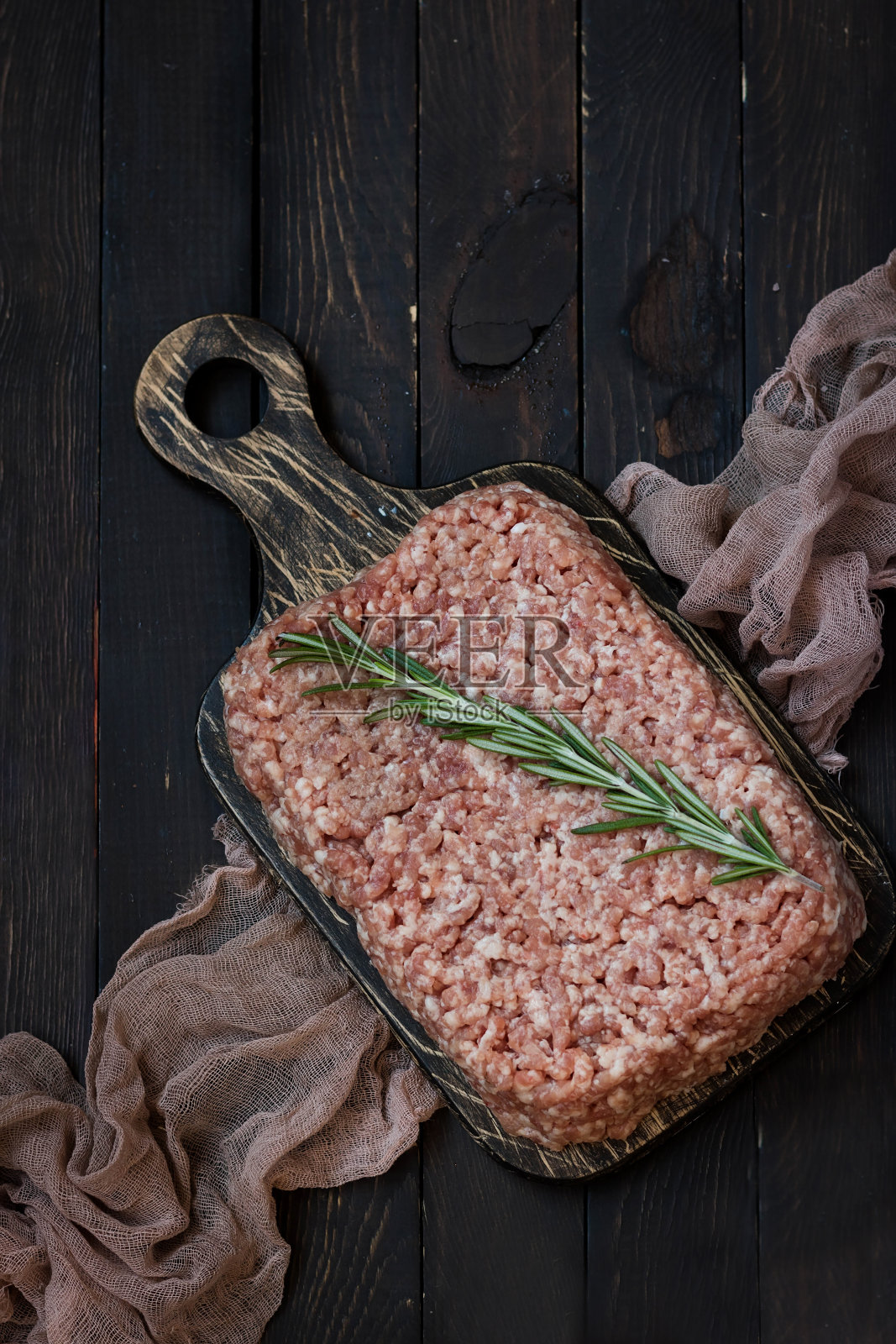 生肉,新鲜的香草和粉色的喜马拉雅盐照片摄影图片