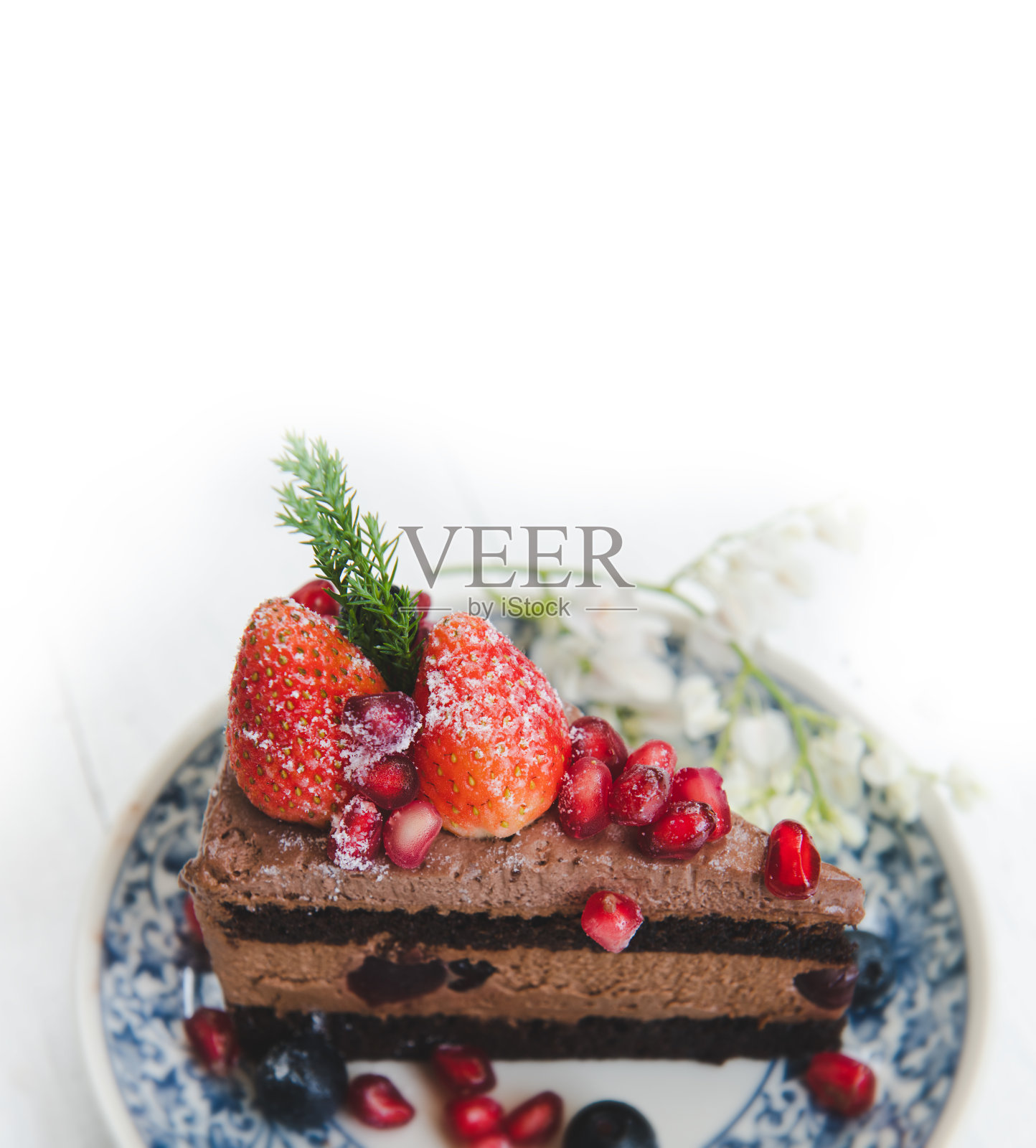 巧克力蛋糕上面有草莓和浆果。照片摄影图片
