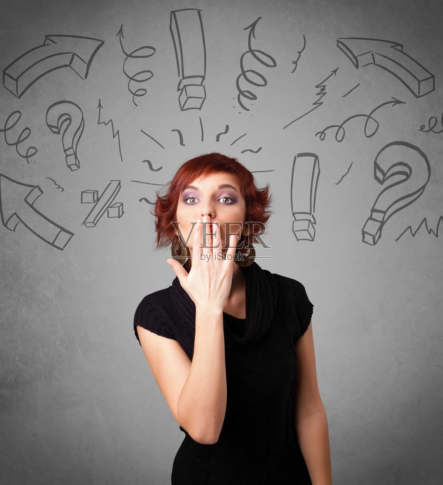 可爱的小女孩,涂鸦着问题符号照片摄影图片