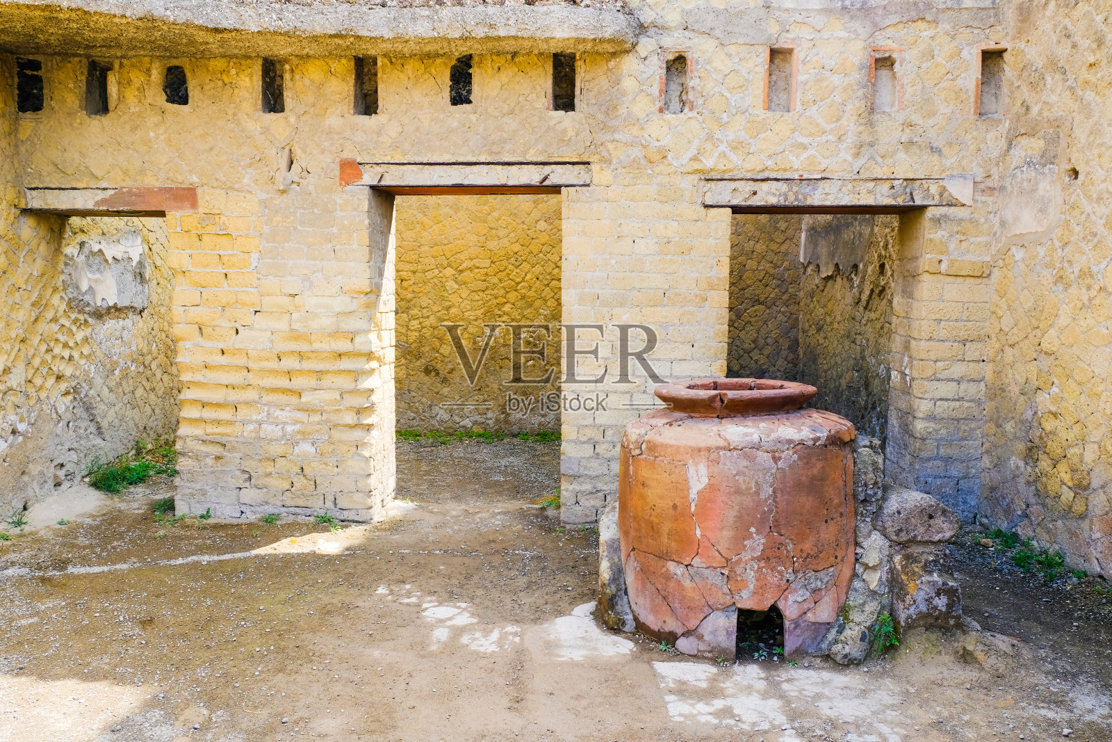 赫库兰尼姆,古罗马城镇。意大利,埃尔科拉诺,带大双耳罐的葡萄酒仓库照片摄影图片