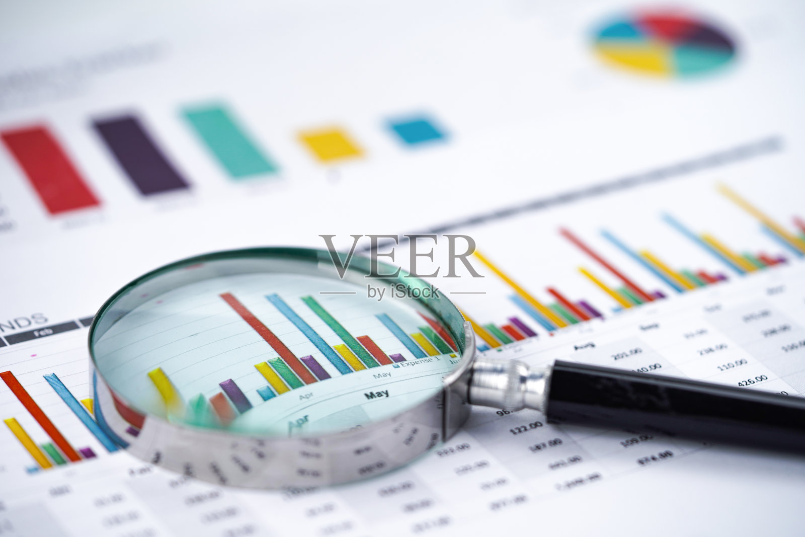 图表上的放大镜图表电子表格纸。金融发展,银行账户,统计,投资分析研究数据经济,证券交易所交易,商务办公室公司会议概念。照片摄影图片