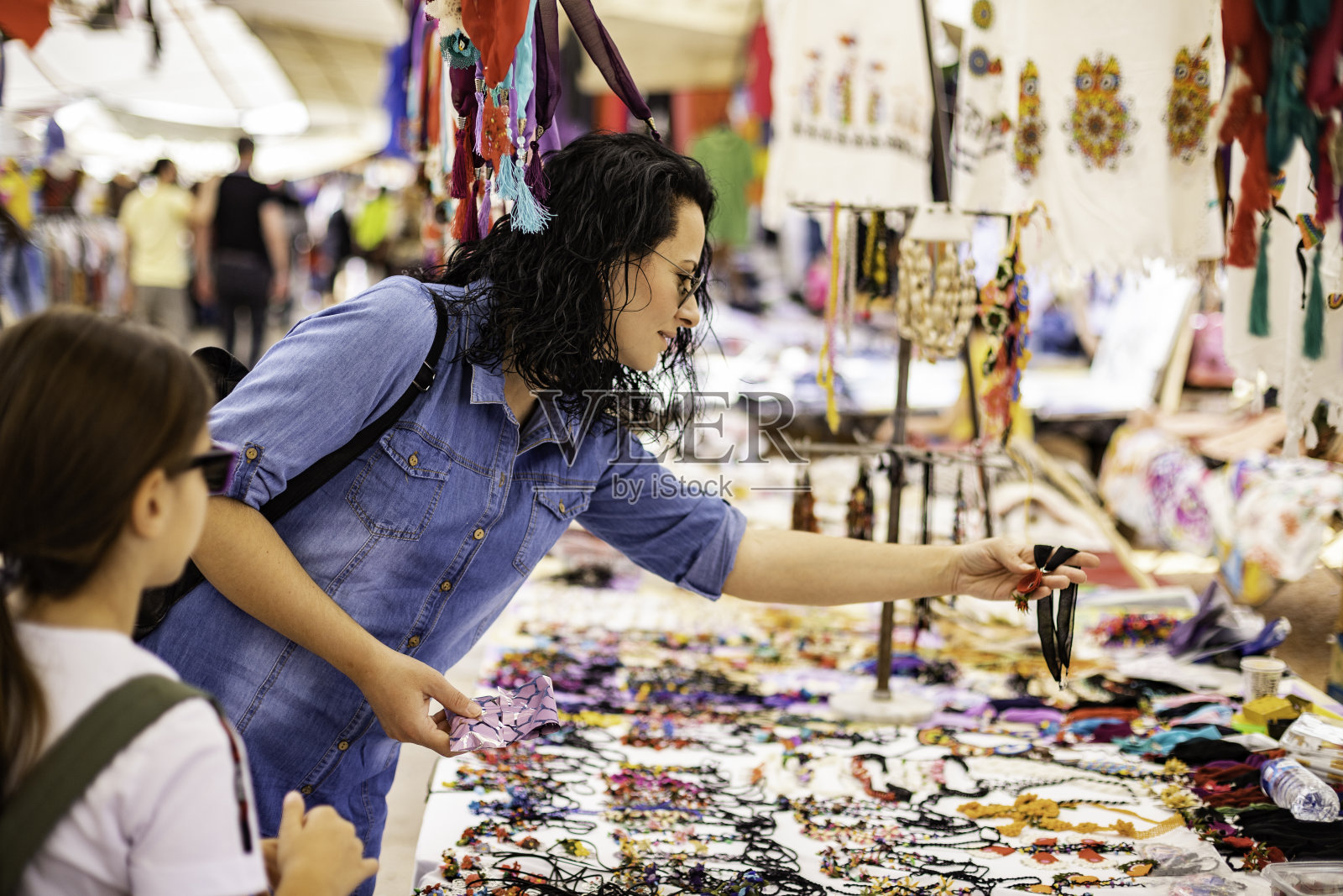 在街头集市购物照片摄影图片