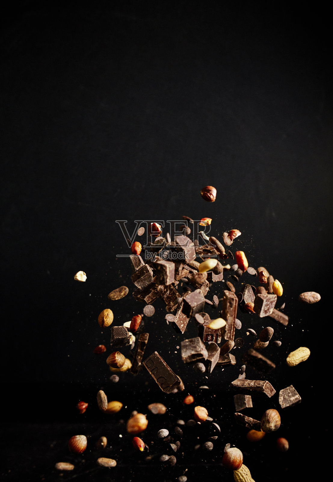 巧克力食品爆炸与可可粉,巧克力片和坚果照片摄影图片