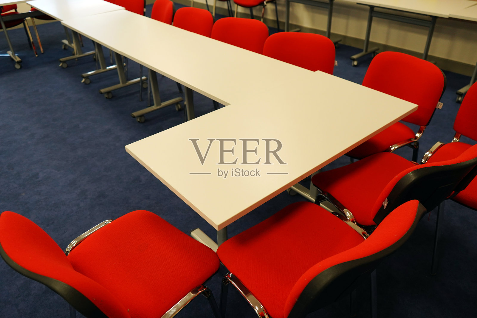 教室里的白色课桌和红色椅子照片摄影图片