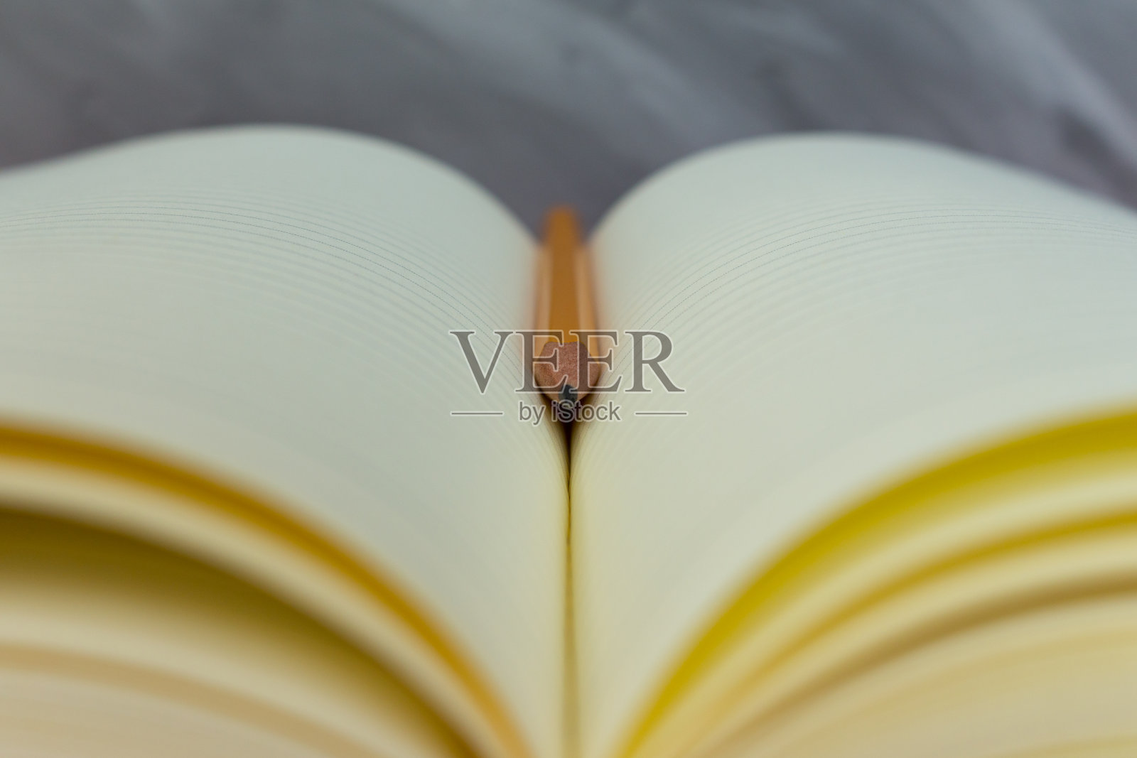 铅笔、笔记本、抄写本或记事本。上课,开会,写信。纸笔记。俯视图照片摄影图片