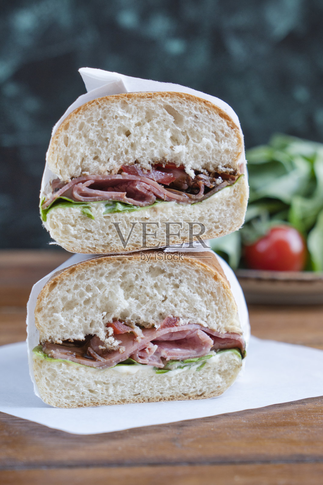 圆形牛肉三明治照片摄影图片