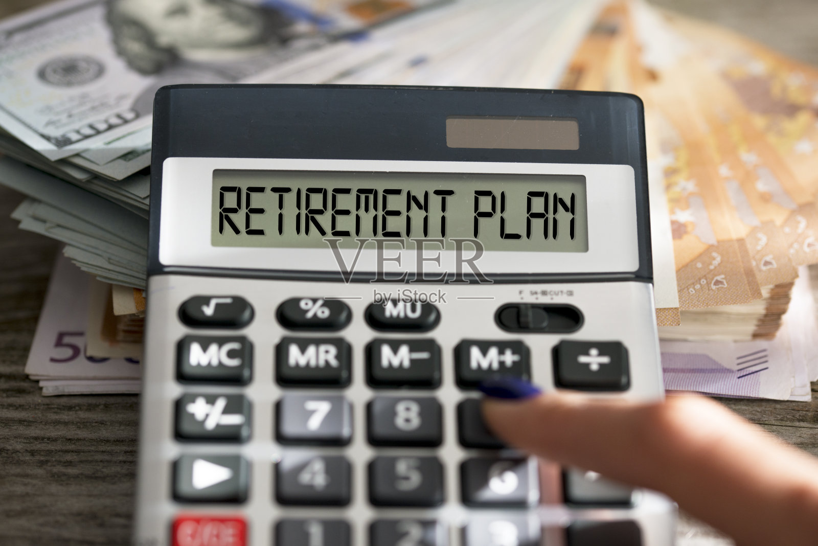 退休计划的概念与金钱堆积,个人议程和办公室计算机照片摄影图片