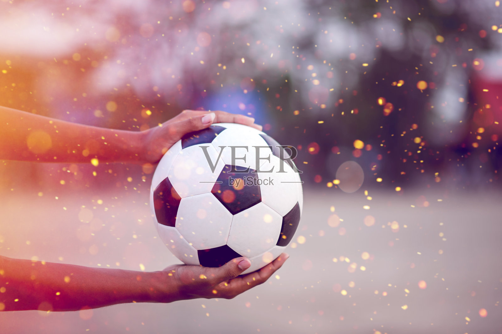 运动员抓球和足球场上的裁剪图像。Sports-image概念。照片摄影图片