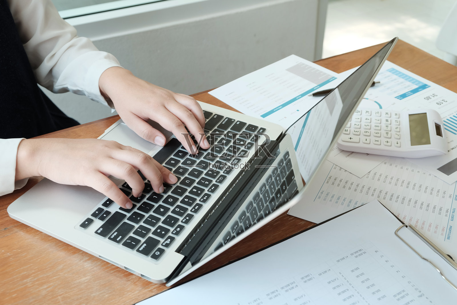 商务人士会见设计思路与笔分析财务文件专业投资者工作的新启动项目。的概念。办公室里的商业计划。照片摄影图片