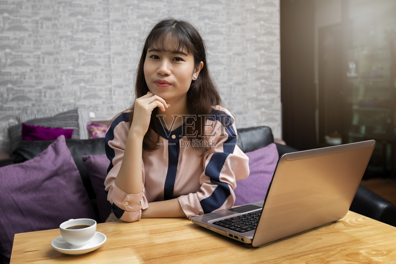 快乐成功年轻漂亮的女商人,家里有台笔记本电脑照片摄影图片