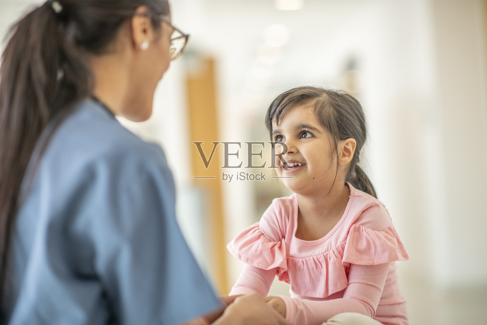 幼儿女孩在医疗预约照片摄影图片