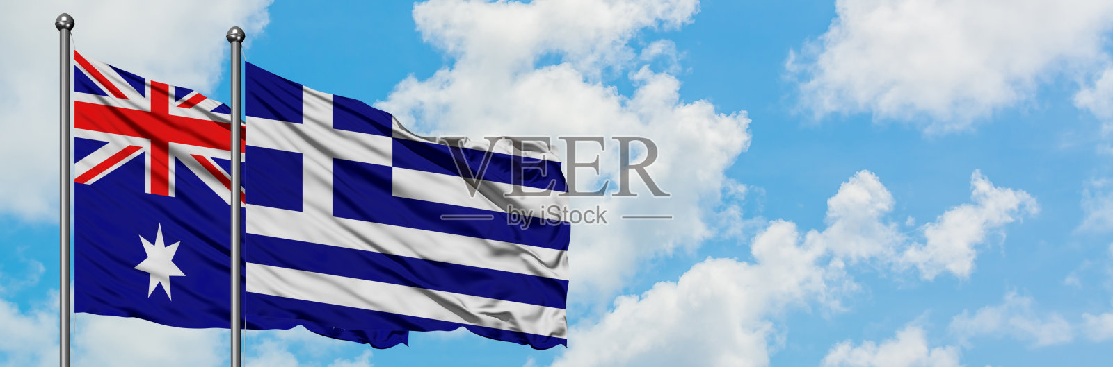 澳大利亚和希腊的国旗在风中飘扬,对抗着白色多云的蓝天。外交理念,国际关系。照片摄影图片