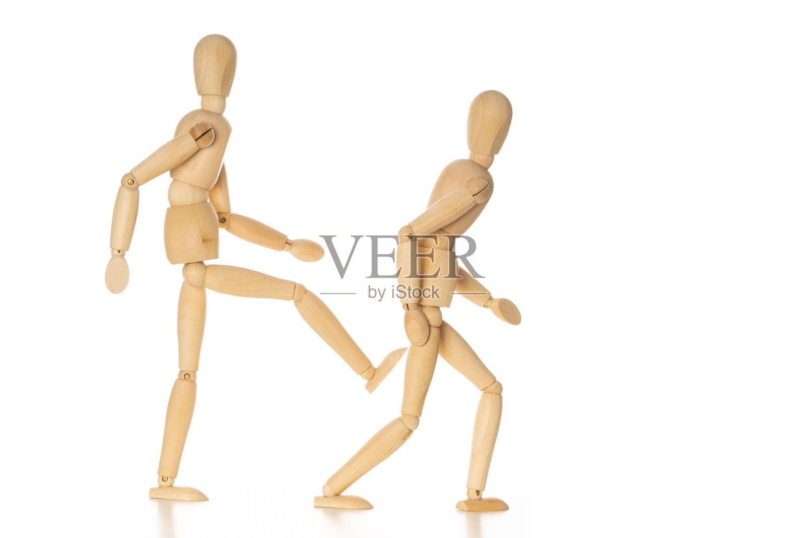 木制人体模型踢在背后的其他作为一个概念的点火照片摄影图片