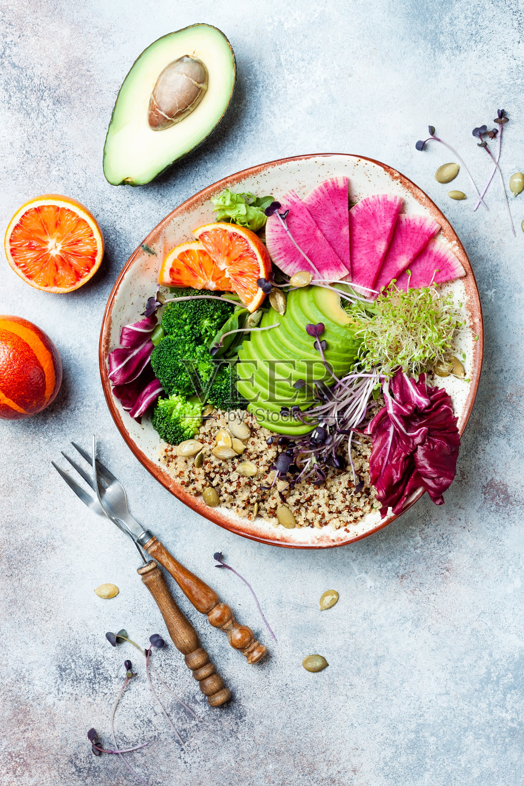 素食,排毒佛碗与藜麦,微型绿色,鳄梨,血橙,花椰菜,西瓜萝卜,苜蓿种子芽。俯视图,平放,复制空间照片摄影图片