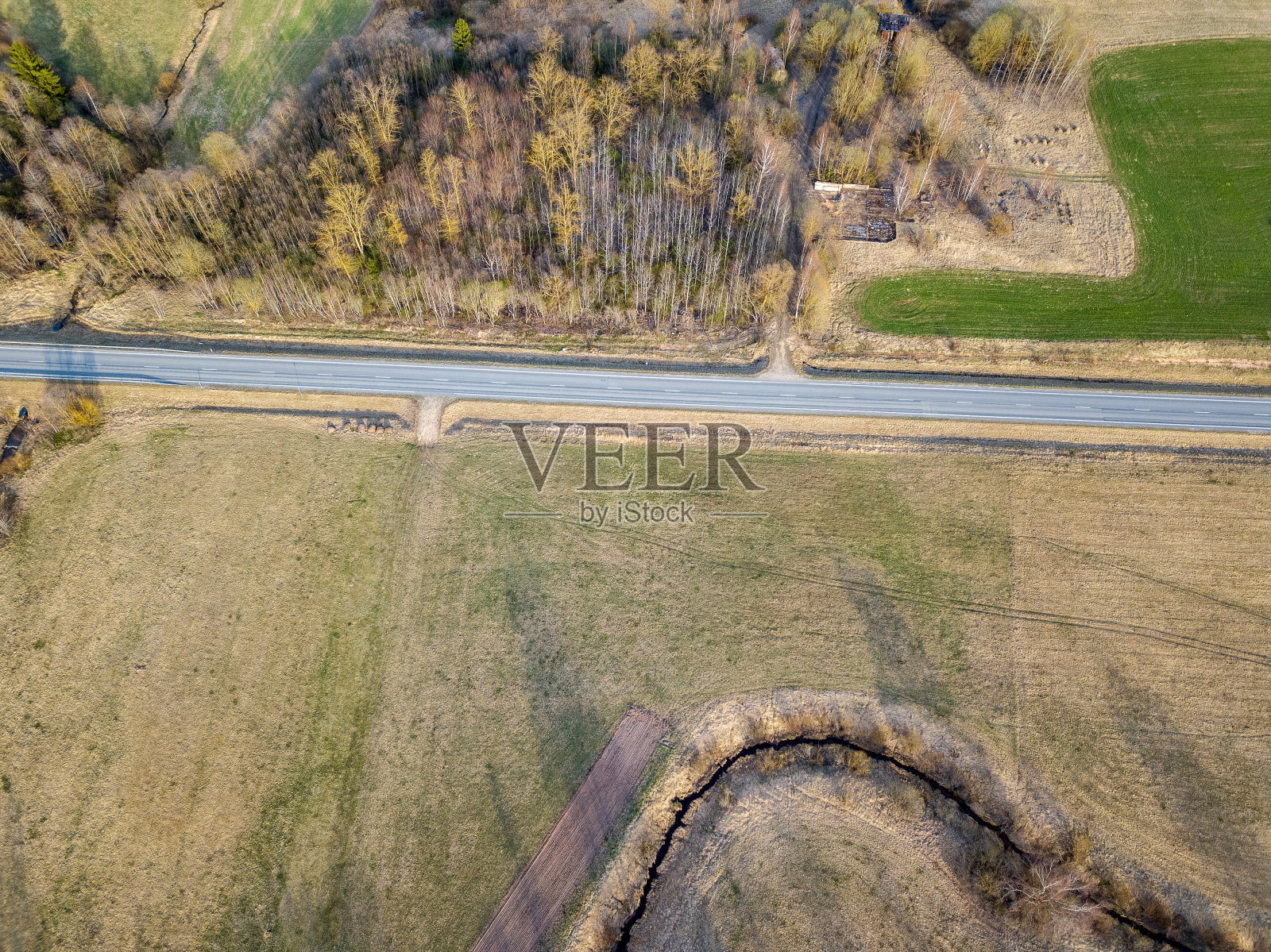 鸟瞰图的乡村道路和小村庄与房子和湖照片摄影图片