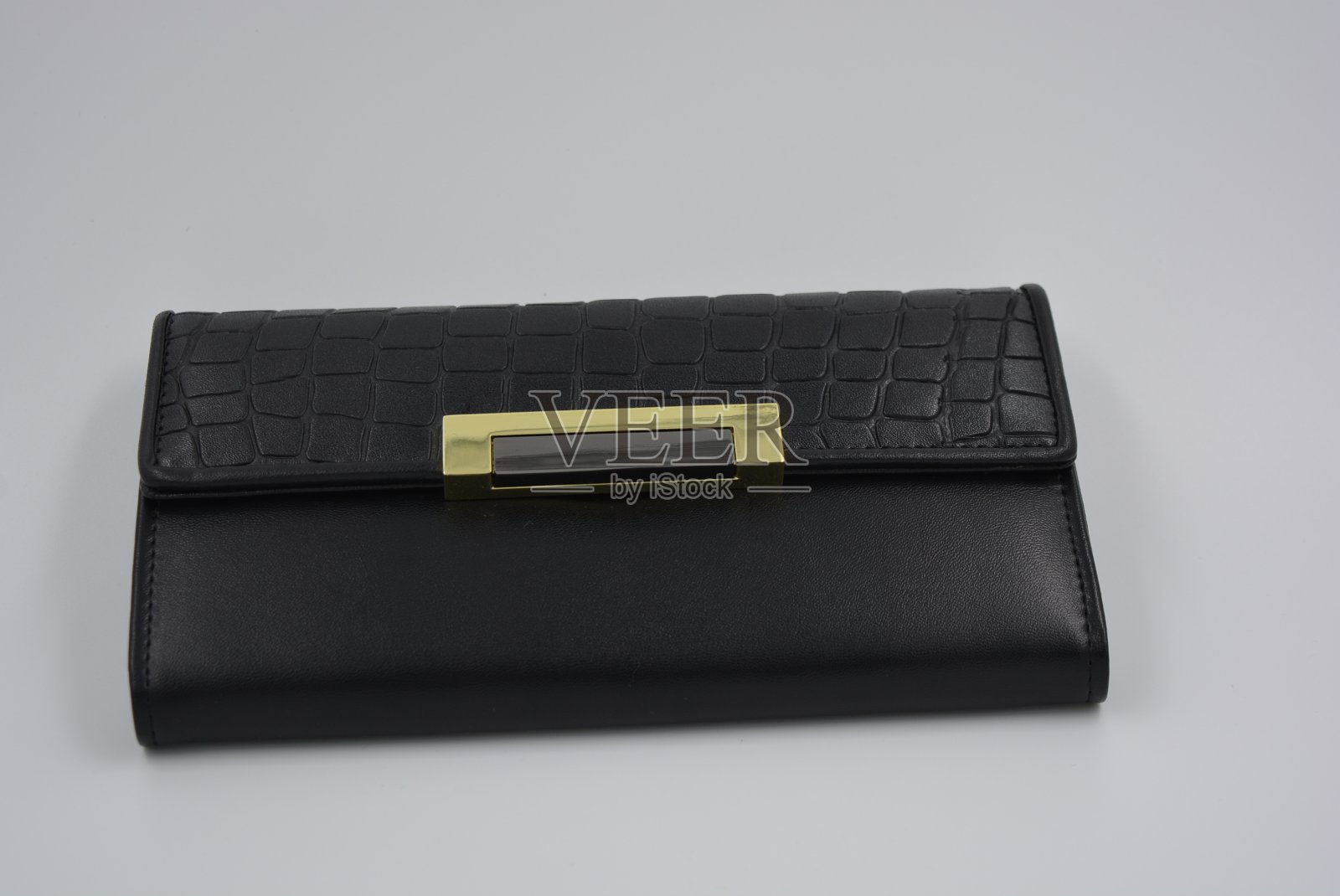 女性优雅的黑色钱包与黄金和金属插入和装饰。精美皮具,天然皮夹,波特曼。照片摄影图片