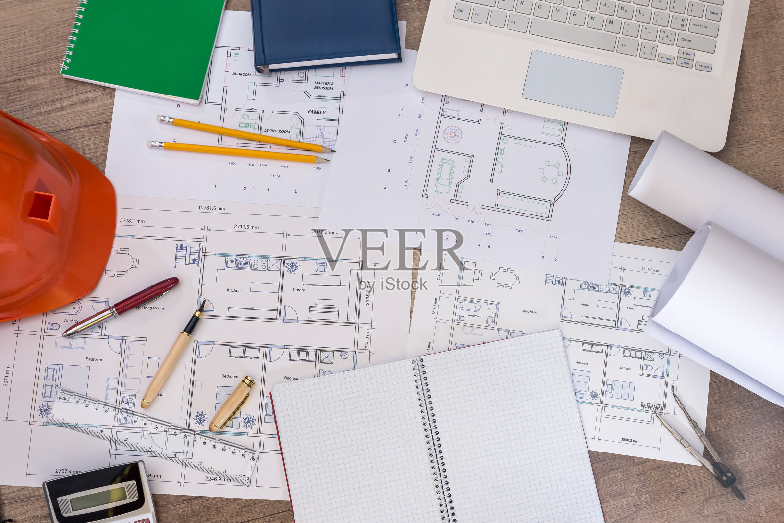 俯视图建筑师的工作场所与项目,笔记本电脑和滚动照片摄影图片